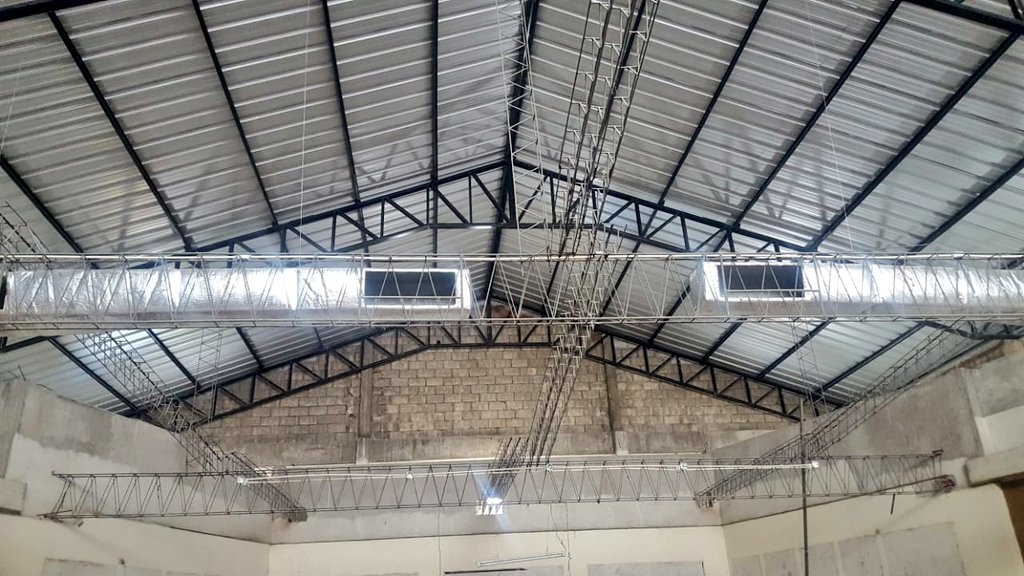 EducacionZ5_Ec's tweet photo. En Babahoyo Coordinador @GastonGagliardo recorrió las instalaciones del colegio de arte Johann Sebastian Bach. La autoridad verificó los trabajos de mantenimiento que se realizan en el auditorio que beneficiará a miles de estudiantes de la provincia de Los Ríos. #MiAulaAl100% https://t.co/dImuKlygWy