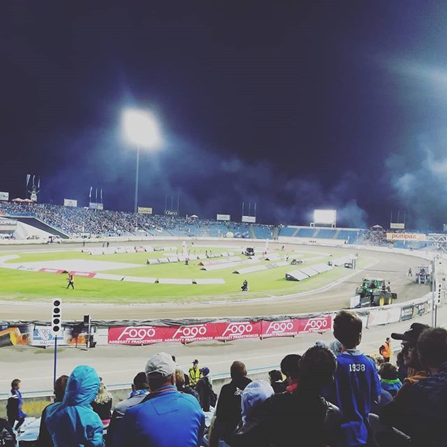 alicja_pawlicka's tweet photo. Stadion Unii Leszno w blasku reflektora 💗💗💗
#speedway #zuzel #żużel #żuzel #speedwayekstraliga #speedwayfan #speedwaygirl #speed #mistrzpolski2018 #mistrzpolski #unia #leszno #byki #leszczynski #unialesznoks #unialeszno #ksul #speedwaylife #speedwayphoto #żużlowy #noc #nocą … https://t.co/4gOaObYqGc