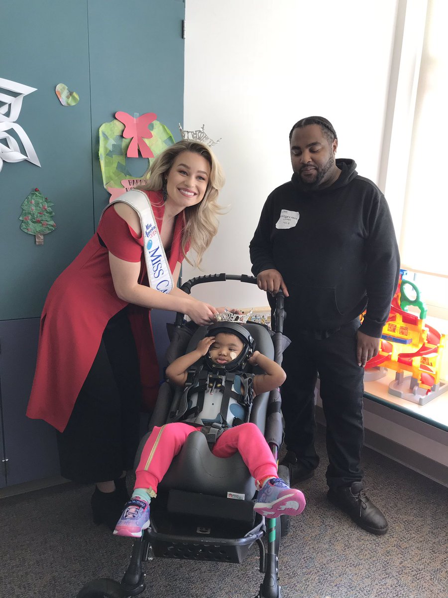 UCDavisChildren's tweet image. .@misscaorg Mackenzie Freed is giving our kids and staff the royal treatment and even brought an extra crown with her on this visit!