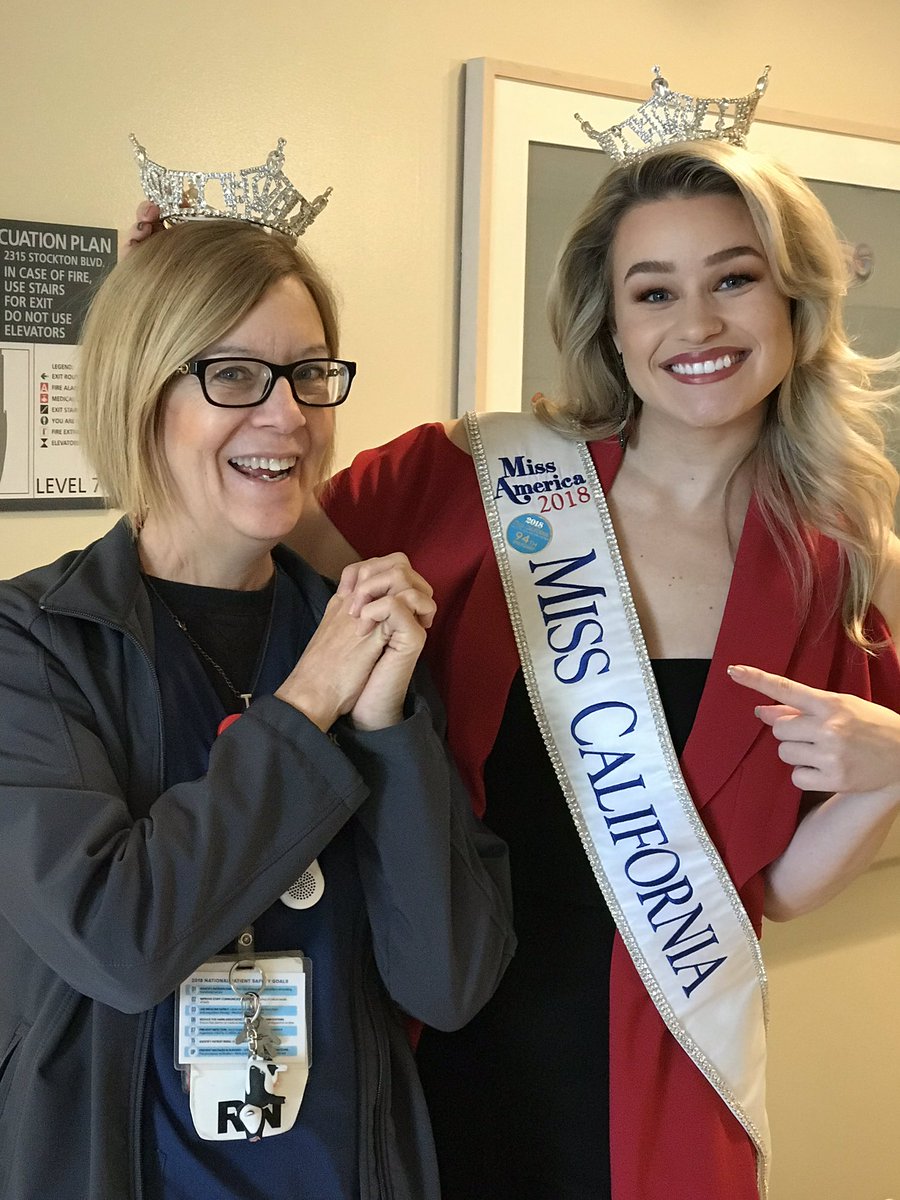 UCDavisChildren's tweet image. .@misscaorg Mackenzie Freed is giving our kids and staff the royal treatment and even brought an extra crown with her on this visit!