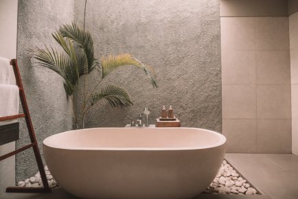 CS_decor's tweet image. Il est possible d’amener de l’exotisme jusque dans votre salle de bain. 
Que pensez-vous de cette réalisation très lumineuse, composée d’une baignoire en céramique, d’éléments en bois et de galets au sol ?