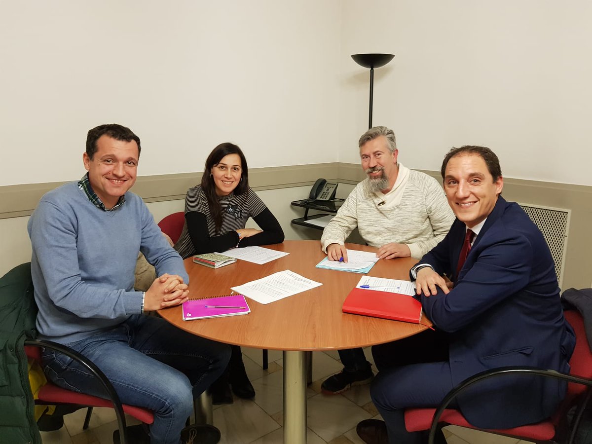 nuria_b_c's tweet photo. Reunió de Rescap2 amb @jose_crespin i @oscarordeig del grup @psccomlleida. Coincidim en els plantejaments de cara a evitar la sinistralitat a la N-240. 

Un cop més, demanem a @territoricat que faci la petició formal al #MIFO per desviar camions al tram Borges-Lleida. https://t.co/aKIO9Io74D