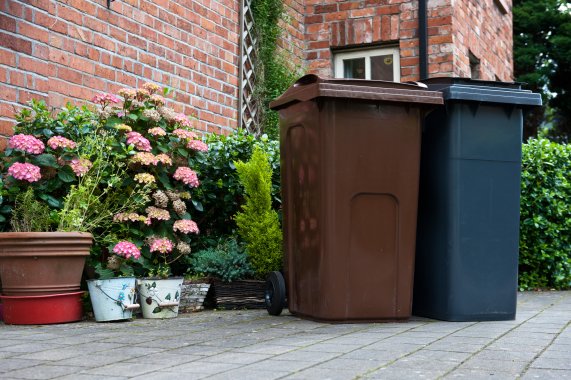 belfastcc's tweet photo. **PLEASE RT - HOLIDAY BIN COLLECTIONS** If your bin is due to be collected on Tues 25 Dec, it'll now be collected this Sat 22 Dec instead. Bins due to be picked up on Wed 26 Dec will now be collected on Sun 23 Dec. Check all holiday hours &amp; arrangements at https://t.co/uSBEQ2WFox https://t.co/YxnbKkUn5P