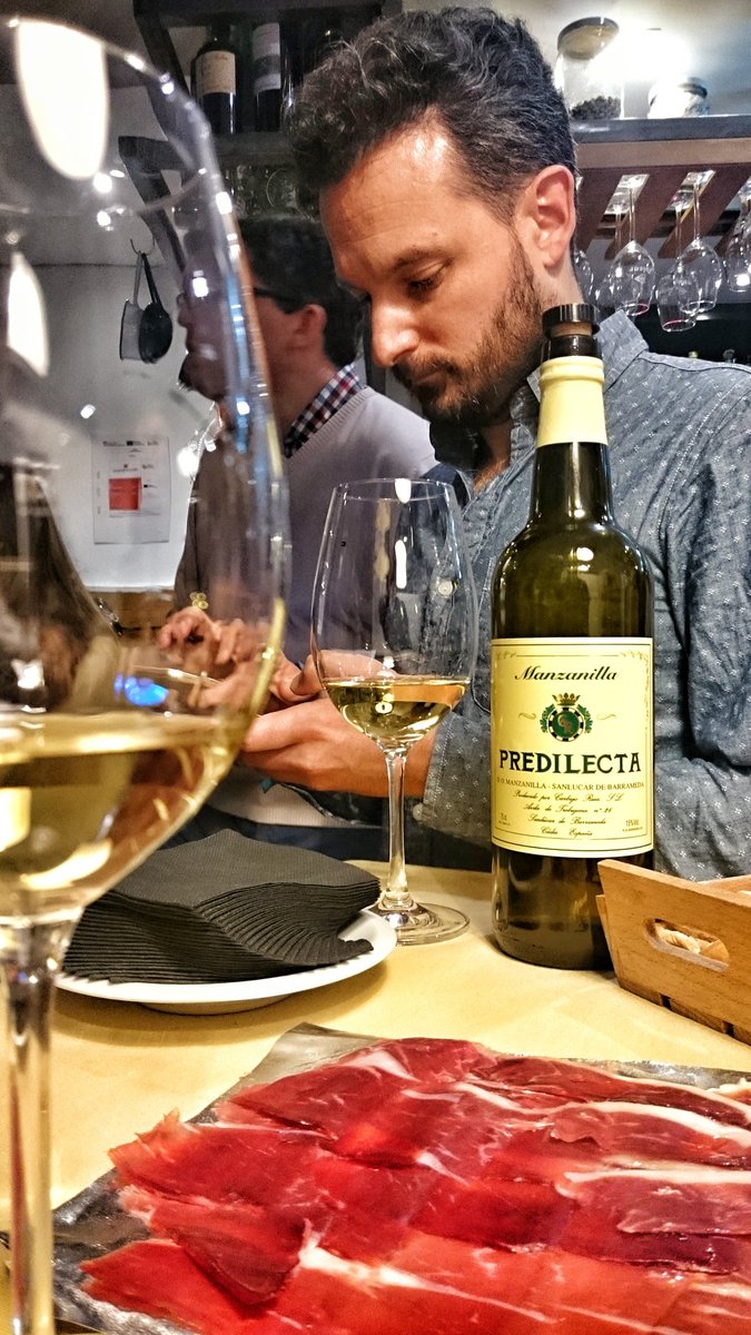 EmilioRey's tweet photo. En la @CATAPOP_Party de Manzanillas de Sanlucar. Y cómo no, @emeguedes de maestro de ceremonias. #catapop https://t.co/Wa8tPSaCJT
