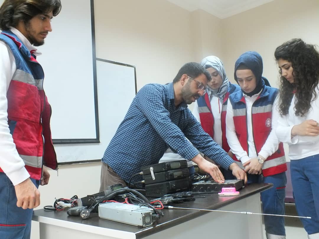 AyaderD's tweet photo. Derneğimizinde iştirak ettiği,MKÜ Acil Yardım Ve Afet Yönetimi Bölümü öğrencilerini olası afet durumlarına hazırlamak için Türkiye Radyo Amatörleri Cemiyeti tarafından 'Amatör Telsizcilik Eğitimi' verilmiştir.Eğitimi düzenleyen MKÜ hocalarına ve @Tugbacinar3300 a teşekkür ederiz https://t.co/m5rLolO1PC