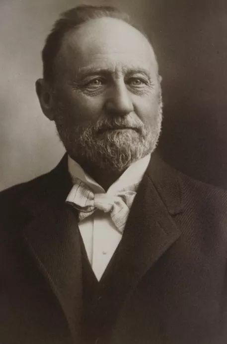 #نعم_لمحاكمه_يوسف_القططي   إذا أردتَ أن تجعل من رجُل ما عدوّاً لك ، فما عليكَ إلا أن تقول له دائماً : أنت مُخطئ .

➖ هنري لنك