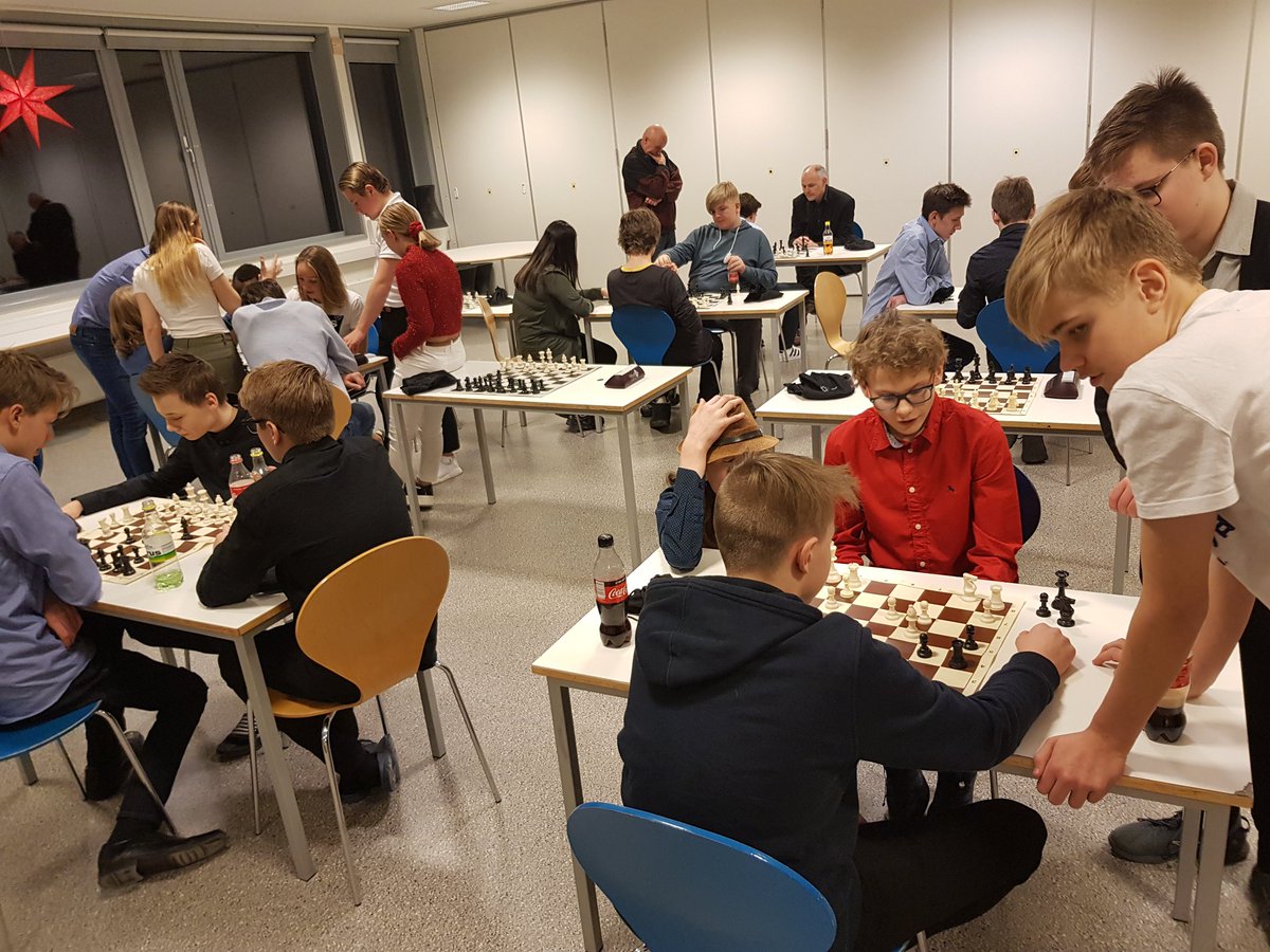 ErikAttis's tweet photo. Atlanten ungdomsskole gjennomfører årets lysfest. Sal og scene med fantastisk juleforestilling. Deretter mat og ulike aktiviteter. #sosiallæring #fifa #bordtennis #disco #sjakk #kino #gaming https://t.co/VKplQX01LH