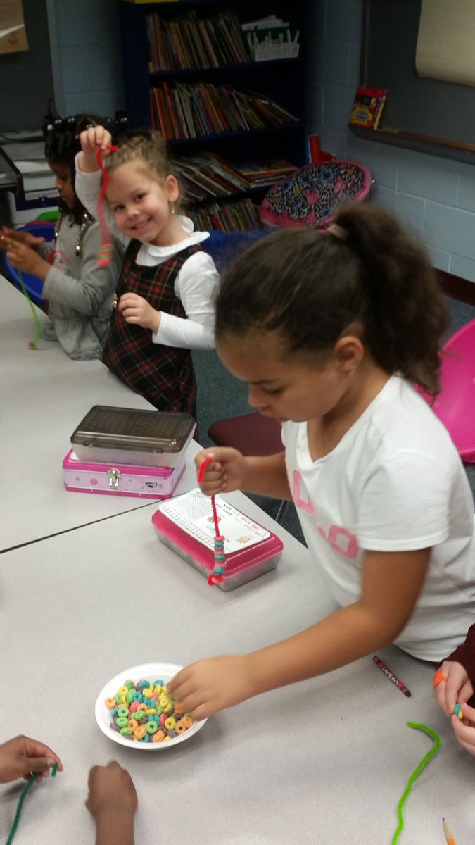 AprilReny1's tweet photo. We're making candy cane fruit loop patterns today! #iamcucps #ccesdukes https://t.co/hPmzcgcbYv