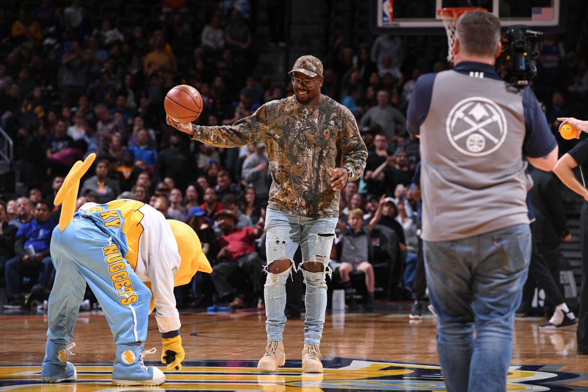 We're here to help one of our biggest fans and the Broncos Walter Payton Man of the Year nominee! RT this to help Von earn $25,000 for Von's Vision. 

#WPMOYChallenge + Miller | #MileHighBasketball