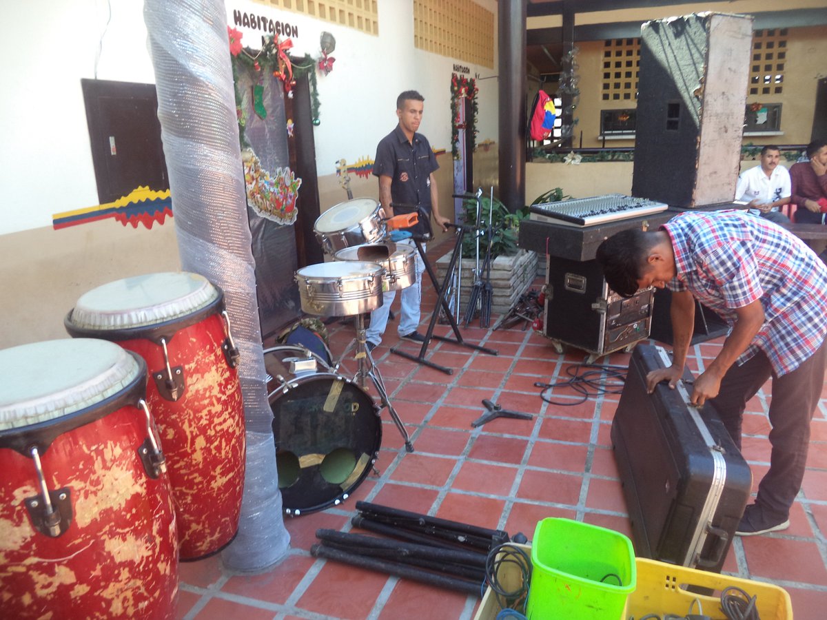 crsbarquisimeto's tweet photo. Preparativos para el parrandón navideño para los egresados en el @crsbarquisimeto @irisvarela @mspenitenciario @65Leudi @POSPENITENCIARI @DSCRCO @pili2021 @mirelct @ler1972 @DHumanosMPPSP https://t.co/XMx04UcgUq