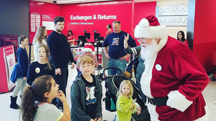 T1283 had such a great time giving back to military families in the community with the help of <a href="/MurrietaPD/">Murrieta Police Department</a> <a href="/MurrietaFire/">Murrieta Fire & Rescue</a> &amp; SANTA 🎅🏽🎄❤️🎯 #TARGET #heroesandhelpers #murrietapd #murrietafire #murrieta #WorkSomewhereYouLove