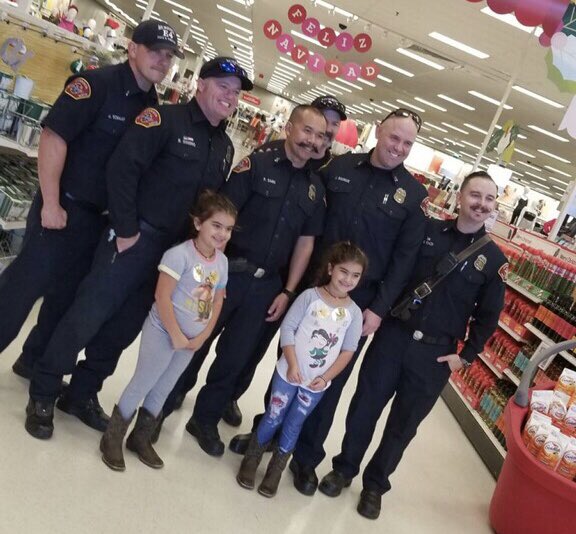 StacyHernandez_'s tweet photo. T1283 had such a great time giving back to military families in the community with the help of @MurrietaPD @MurrietaFire &amp; SANTA 🎅🏽🎄❤️🎯 #TARGET #heroesandhelpers #murrietapd #murrietafire #murrieta #WorkSomewhereYouLove https://t.co/x9bjINlUtW