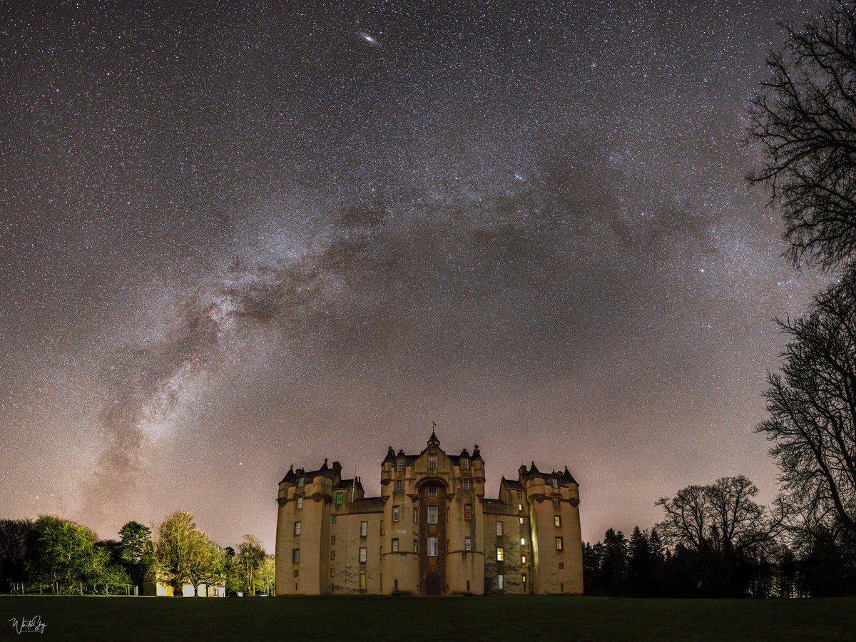 VisitScotland's tweet photo. A 13 billion year old galaxy &amp; a 800 year old #Castle...💫 - What a match made in #Aberdeenshire 😍 📍 Fyvie Castle, Turriff 📷FB/WhiteSky Photographics @N_T_S #VisitABDN https://t.co/4N7w0Vdxxp