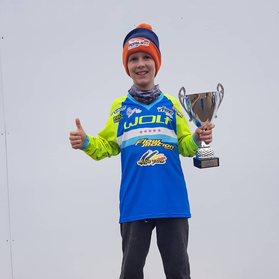 VentaNeumatico's tweet photo. Aquí tenemos a nuestro campeón @joelcanadas286 que consiguió el lugar más alto del podio 🏆 este fin de semana en el #circuitelbosquetdeponts🏁 Felicidades y sigue así!! 💪
.
.
#ventaneumaticos #gas #neumaticos #moto #motocross #enduro #offroad #4x4 https://t.co/Wee87XggOX