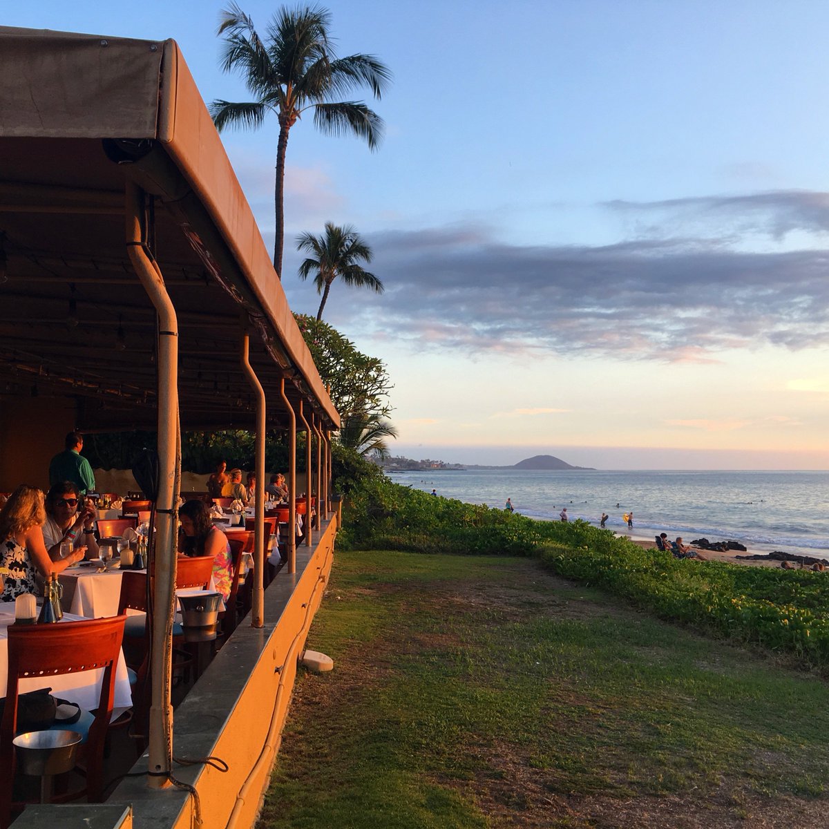 sarentos's tweet photo. Enjoy a sumptuous dinner just steps from Keawakapu Beach. https://t.co/sfOfyk7rr7