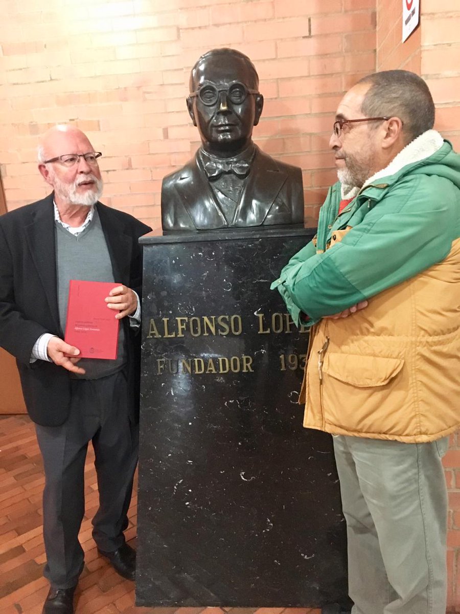 editorialUN's tweet photo. #EditorialUN | #UNAutorAlAire 📻En exclusiva para @985unradio, el profesor y abogado Álvaro Tirado Mejía presenta su libro: "Aspectos políticos del primer gobierno de Alfonso López Pumarejo 1934-1938" de @UNColombia 🎧 Reviva la entrevista en: https://t.co/otE7MCJUbP #Novedad2018 https://t.co/bwmwyF7wBR