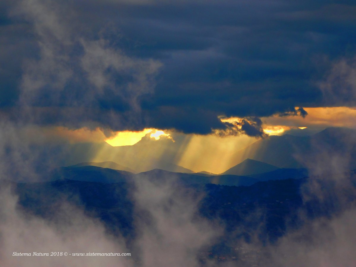 AlessandrisLuca's tweet image. Per ogni minuto che teniamo gli occhi chiusi, perdiamo sessanta secondi di luce. G. G. Marquez
Parco Nazionale d'Abruzzo, Lazio e Molise, affascinati da nuvole, crinali,  sprazzi di luce e raggi di Sole.
sistemanatura.com
#emozioni #experience #hiking #trekking #natura