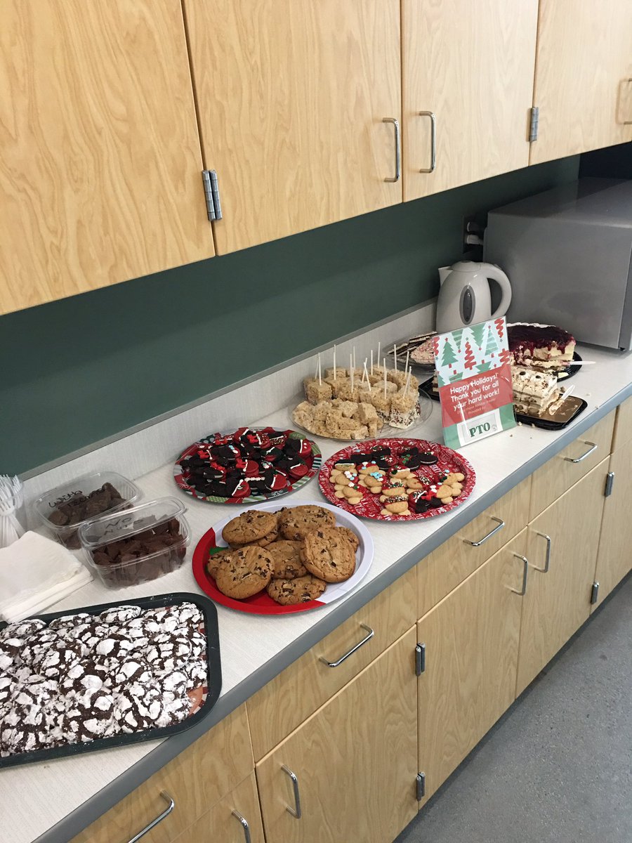 LMAwolfreaders's tweet photo. Feeling merry &amp; bright here at LMA! Thank you to our PTO for this sweet surprise! @LMA_SMUSD https://t.co/IX4mi7ggqW