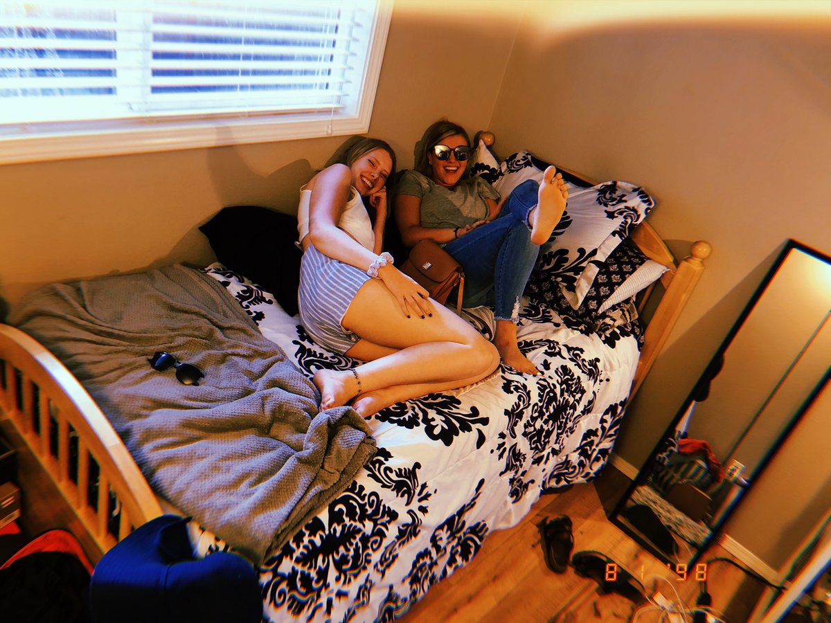 RClemmer's tweet photo. Happy birthday to one of my best friends! Love you lots @LunchboxLizzieK 💜 https://t.co/jVb1Zu87sL