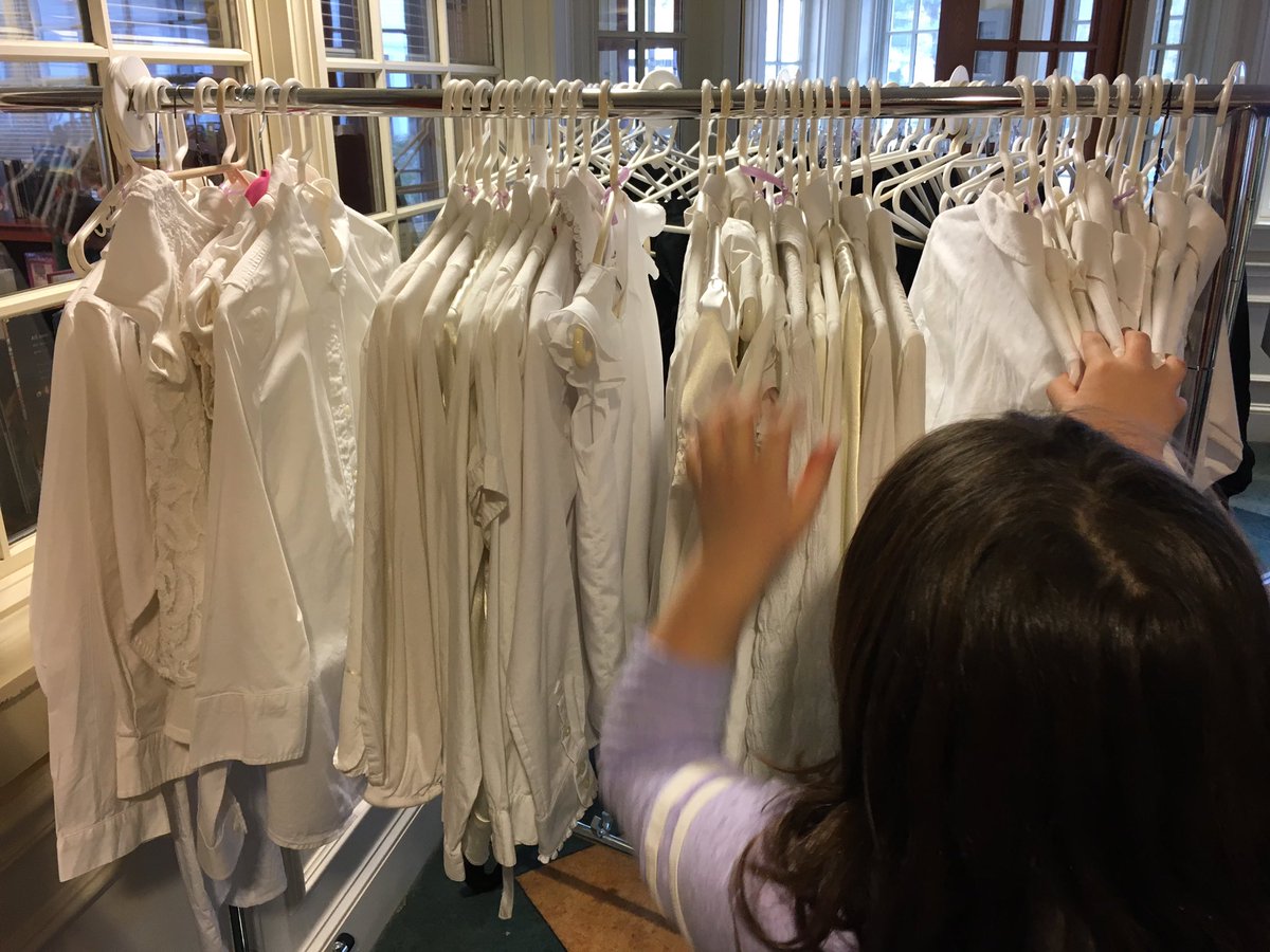 Ms_MathQueen's tweet photo. Second graders took a #mathwalk around the school to find things they could skip count! We counted things faster by skip counting by twos, fives & tens. #TenacreMath https://t.co/3uUVacdZxT