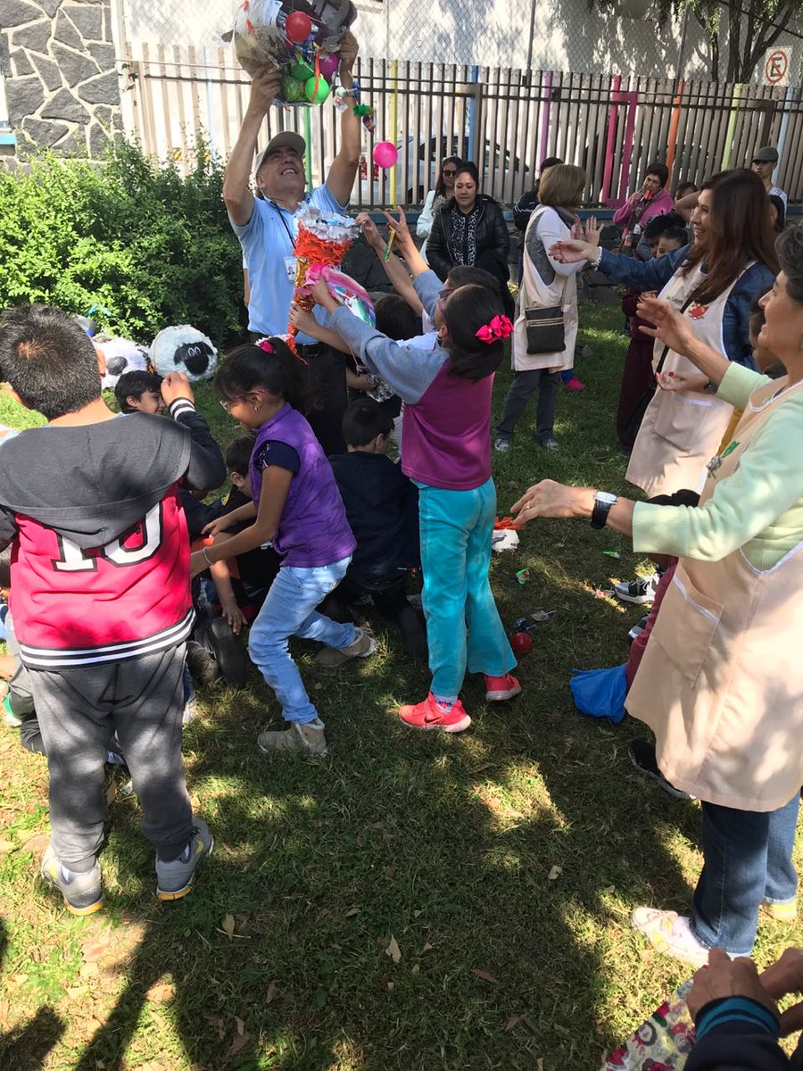 VOLUNTARIA2_SS's tweet photo. Se llevan a cabo los festejos navideños del Voluntariado del Hospital Psiquiátrico Infantil Juan N. Navarro, con el objetivo de convivir con los niños y regalarles un momento de alegría, este evento fue realizado gracias al apoyo y la suma de esfuerzos de los #voluntarios. https://t.co/NI0cRz0ut3