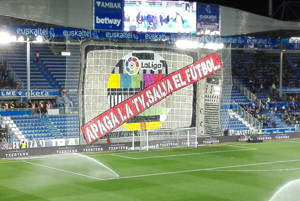 JavierB_19's tweet photo. Dudo que salga por la tele, así que lo dejo por aquí.
Quieren ilegalizarnos y nos ponen dos derbis entre semana, separados de 4 días. 
Hoy nos pasa al Alavés, mañana le puede pasar a tu equipo.
Sois enormes @Iraultza1921 https://t.co/KNw8IudOni