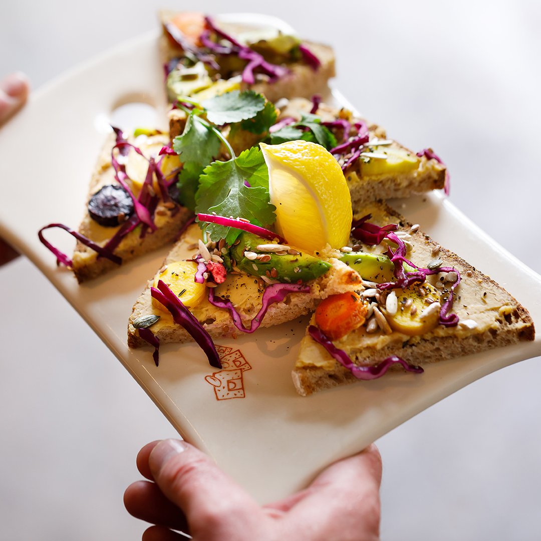 LPQes's tweet photo. Con aguacate, súper semillas y lombarda marinada, nuestro Tartine Tradición LPQ es una bendición de sabor vegano. https://t.co/lgz5Bi4LUO