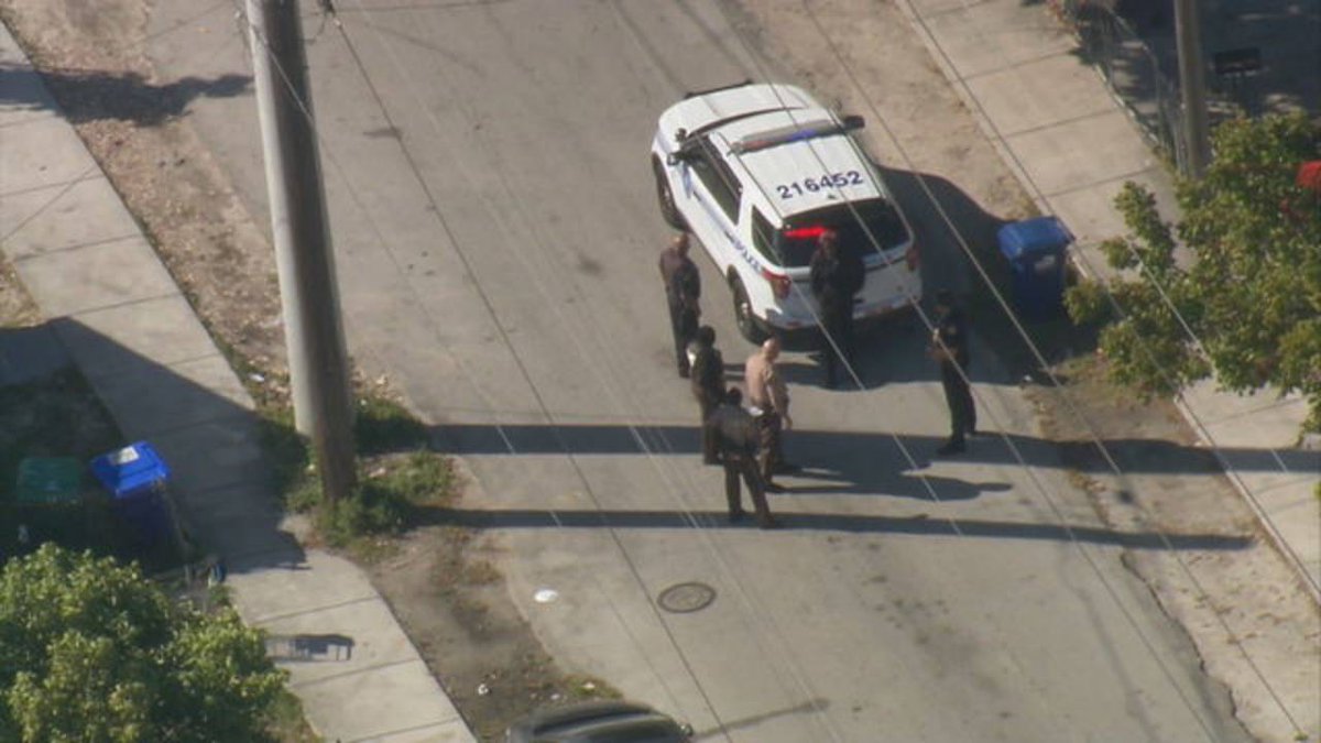 South Florida high school placed on lockdown after reports of man with gun near campus bit.ly/2QBD2CG https://t.co/FVkSA1LjYO