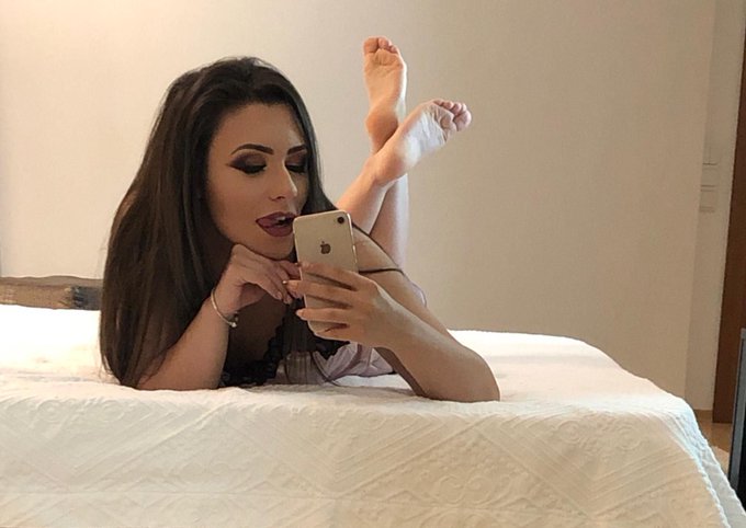 Happy Monday ,guys! Come over and let's shake the bed and jingle balls or bells whatever 😄 You can find<a href="/tag/lourdesgirl"class="tags"><span>#lourdesgirl</span></a>