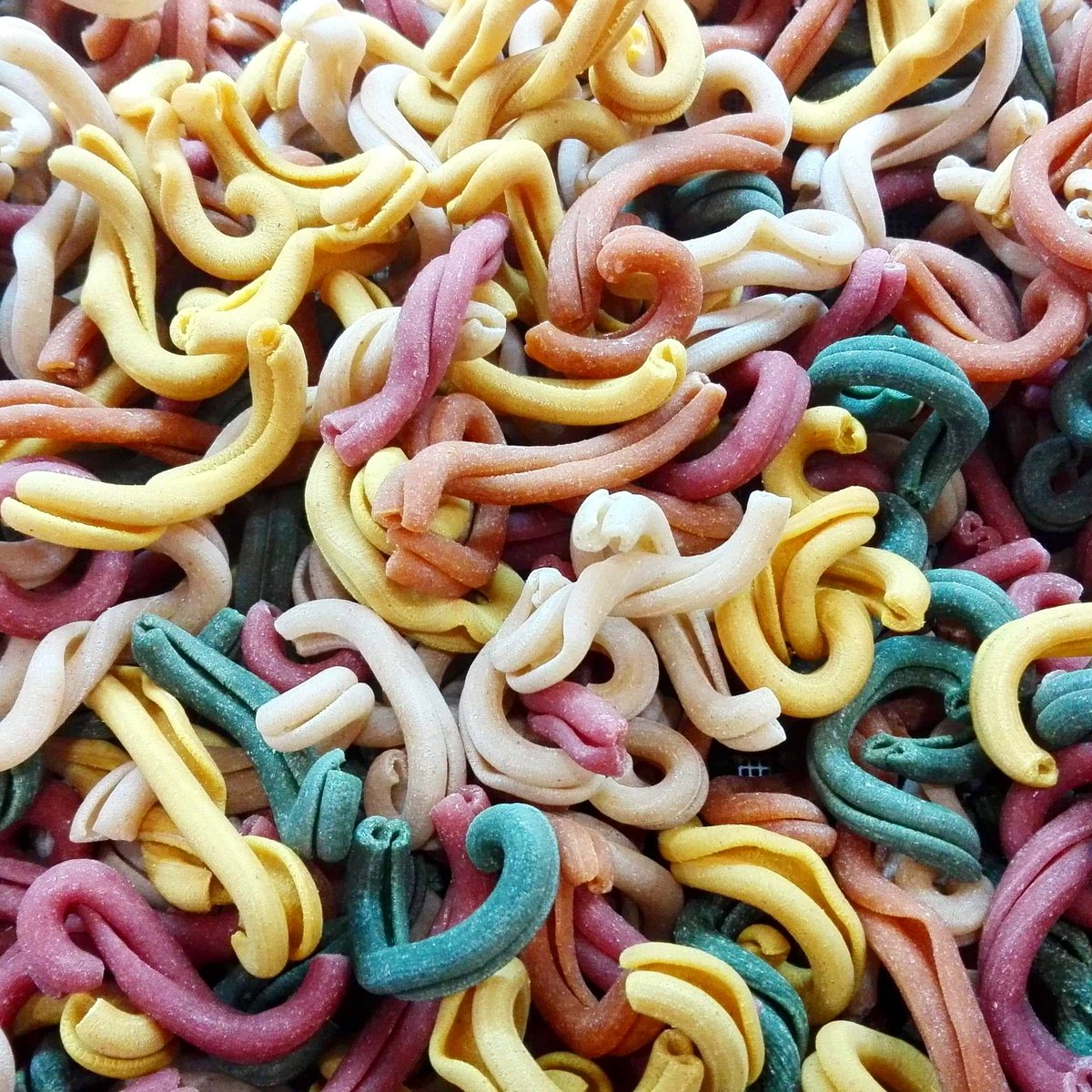 Paprika, cayenne, spinach and red pepper make this bright and colourful rainbow of Casarecce! ❤️🧡💛💚💙💜