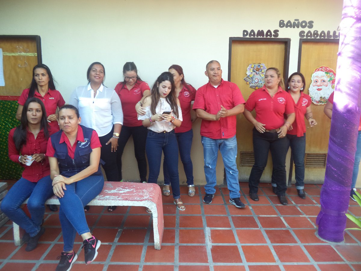 crsbarquisimeto's tweet photo. Disfrutando la presentación del grupo de gaita de la @unefa_ve  en el parrandón del @crsbarquisimeto y la @UTSOLara @irisvarela @mspenitenciario @65Leudi @POSPENITENCIARI @DSCRCO @pili2021 @mirelct @ler1972 @DHumanosMPPSP https://t.co/VFMcesUMY8