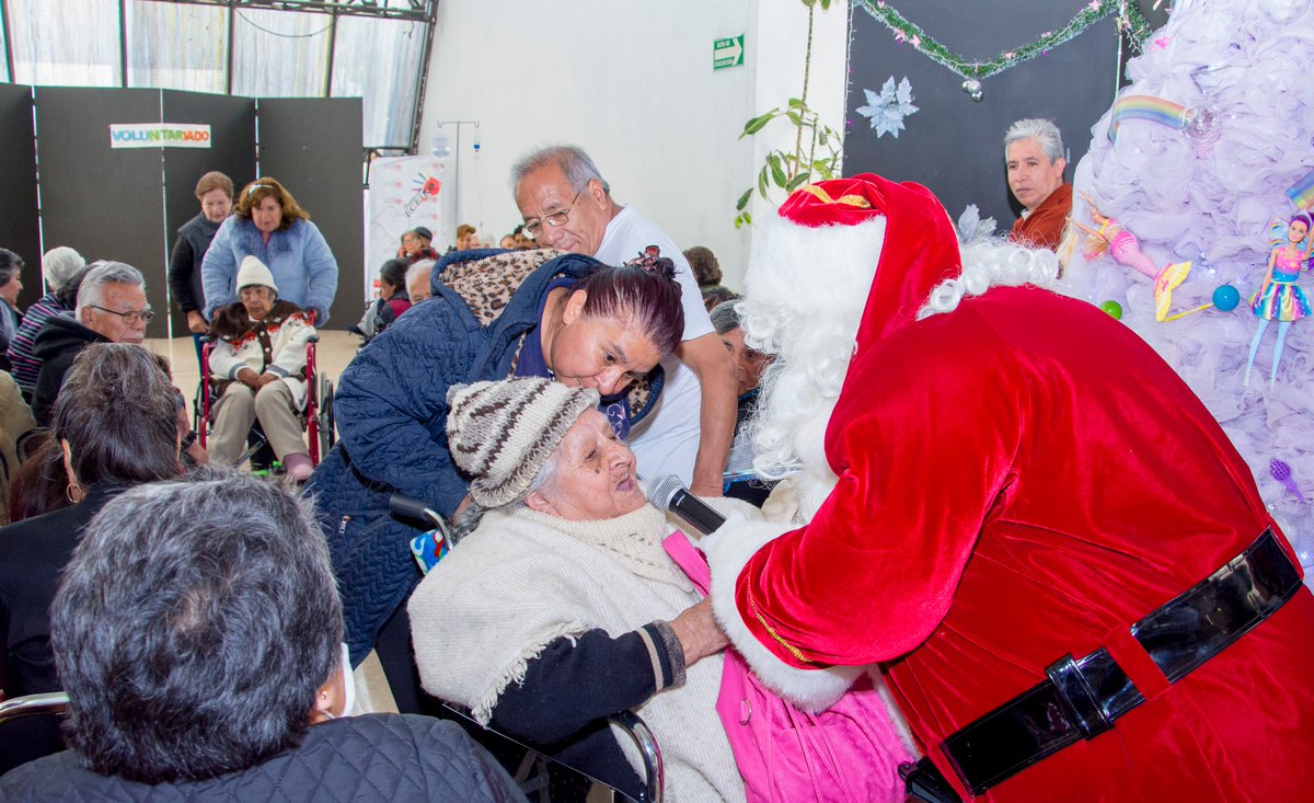 HospitalJuarezM's tweet photo. FESTEJO DE NAVIDAD A LOS ADULTOS MAYORES DEL HOSPITAL JUÁREZ DE MÉXICO
Más de 200 pacientes se atienden mensualmente en el Servicio de Geriatría.
El propósito es hacer que logren una vejez óptima
#AmigosDelJuárez  @VOLUNTARIA2_SS https://t.co/DhqUjod0yA https://t.co/i2YtknUXQy