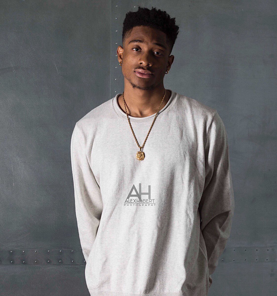 Alazon_'s tweet photo. Will loneliness detach you from the world, or connect you to your better self?🧐
•🧐
Photographer: @alexhilbertphoto📸
•🧐
#alazon3 #winter #sexyblackmen #malemodels #handsomeblackmen #blackmen #angmm #fashionmodels #fashion #passion #love #walkfashionshow https://t.co/W5Va3Luks6