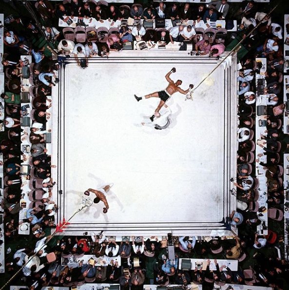 FotosDeFatos's tweet photo. Esta foi eleita, em 2003, a melhor fotografia de esporte já tirada — Muhammad Ali celebrando sua vitória sobre Cleveland Williams, 1966. ©Neil Life https://t.co/SoI38EsOdM
