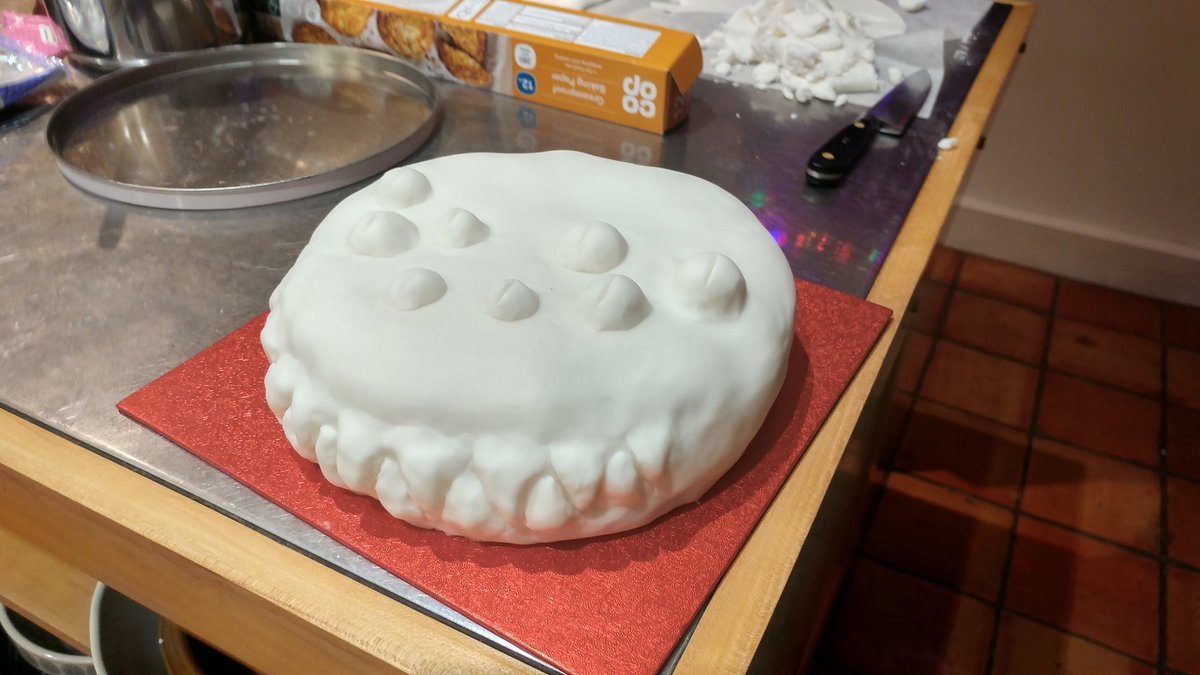RileyRobson's tweet photo. This year's damned cake; have yourself an eldritch little Christmas. https://t.co/DTDjfqijPE