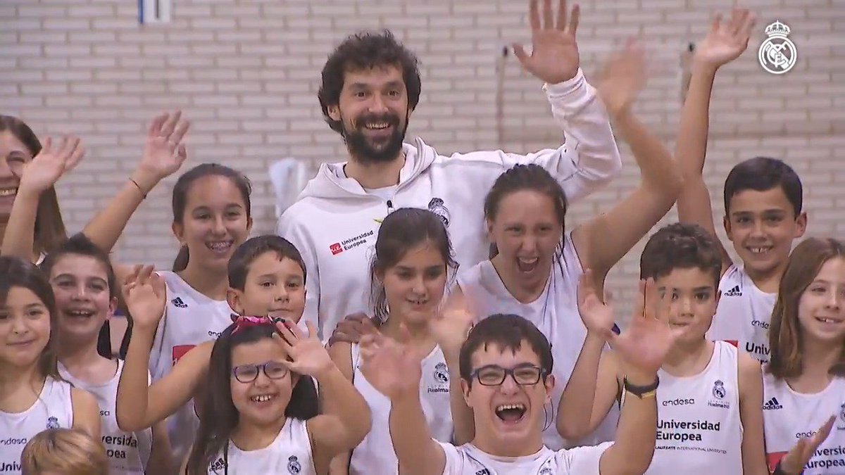 👌😀 @23Llull visitó las escuelas de la @Fun_Realmadrid en La Masó.
@F_Sanitas | @RMBaloncesto