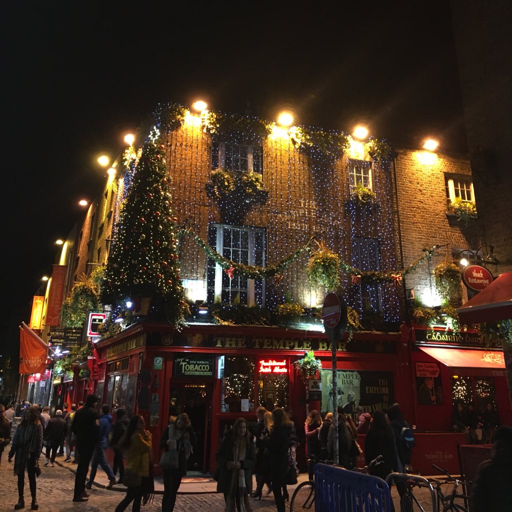 Dublin looking all pretty 💚 #travel #Dublin #christmastime #Templebar 🎄