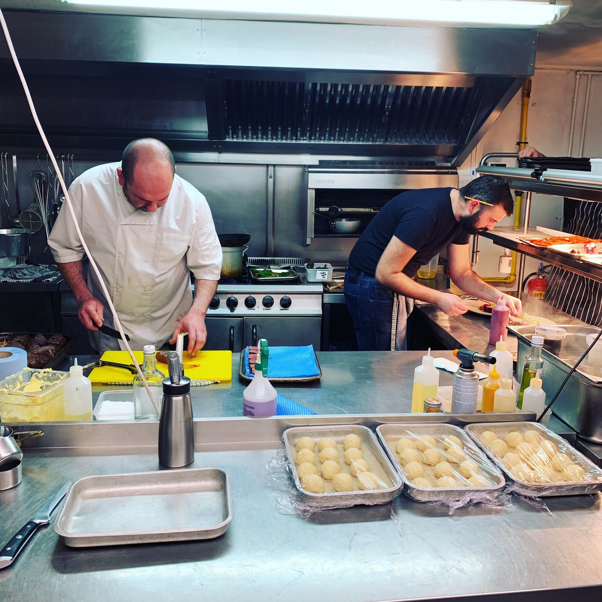 H_HCatering's tweet photo. Chefs hard at work getting the next course out #chefcollaboration #cheffriends https://t.co/D439EGYmTH