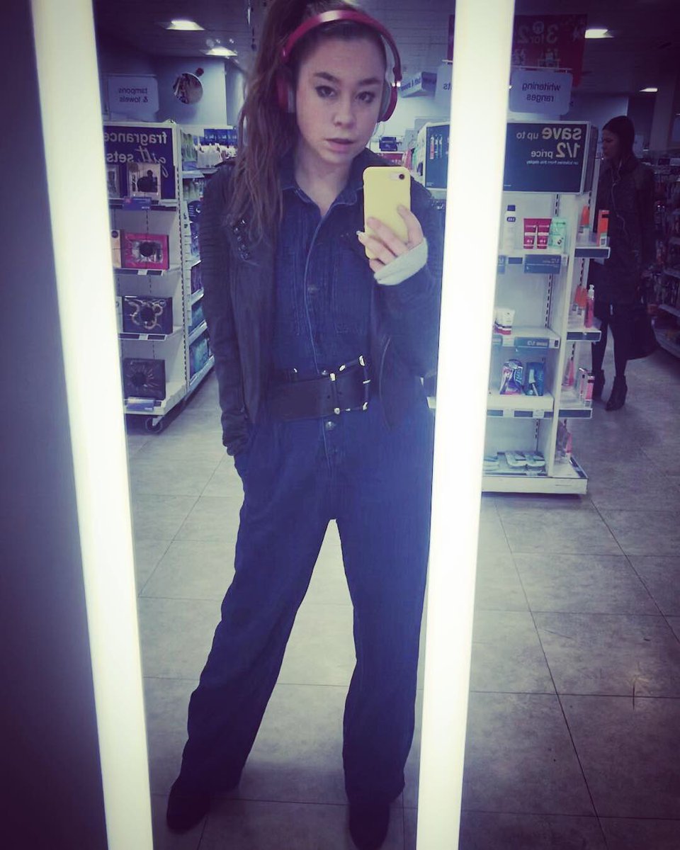 Excuse me I’m from the 70’s, can I was your car? 🚘 💧 #denimjumpsuit #bootsselfie #clapham #noreason #seventiesvibes