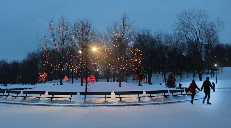 lemontRoyal's tweet photo. 🎅The #holidayseason is just around the corner! #SmithHouse, our services and the Café des Amis will be closed on December 25 and January 1, and will close at 4 p.m. on December 24 and 31. The #MountRoyal #Chalet and #BeaverLake Pavilion will remain open to the public. #montreal https://t.co/jdrdblkV21