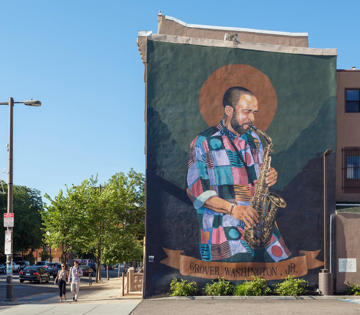 cinicafestival's tweet photo. #Efemerides 17 de diciembre de 1999, muere el saxofonista y vocalista de la escena #jazz y del #rhythm&blues Grover Washington Jr de un ataque al corazón.
El #MuralArtsProgram de Filadelfia, le dedicó un gran mural en la cruce de las calles Broad y Diamond. https://t.co/mBztTkX4wr