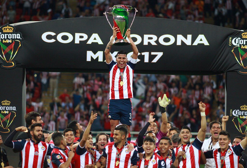 pxnchedanny's tweet photo. Querías tener una foto levantando un titulo con Chivas, y no sólo tienes una. Tienes 2.

Y tendrías 3 pero tu humildad y humanidad ante lo ocurrido anteriormente con Basulto, te indicó que cedieras tu lugar.
En toda la extensión de la palabra UN CAPITÁN. Gracias por todo ÍDOLO. https://t.co/mNuVHszzmC