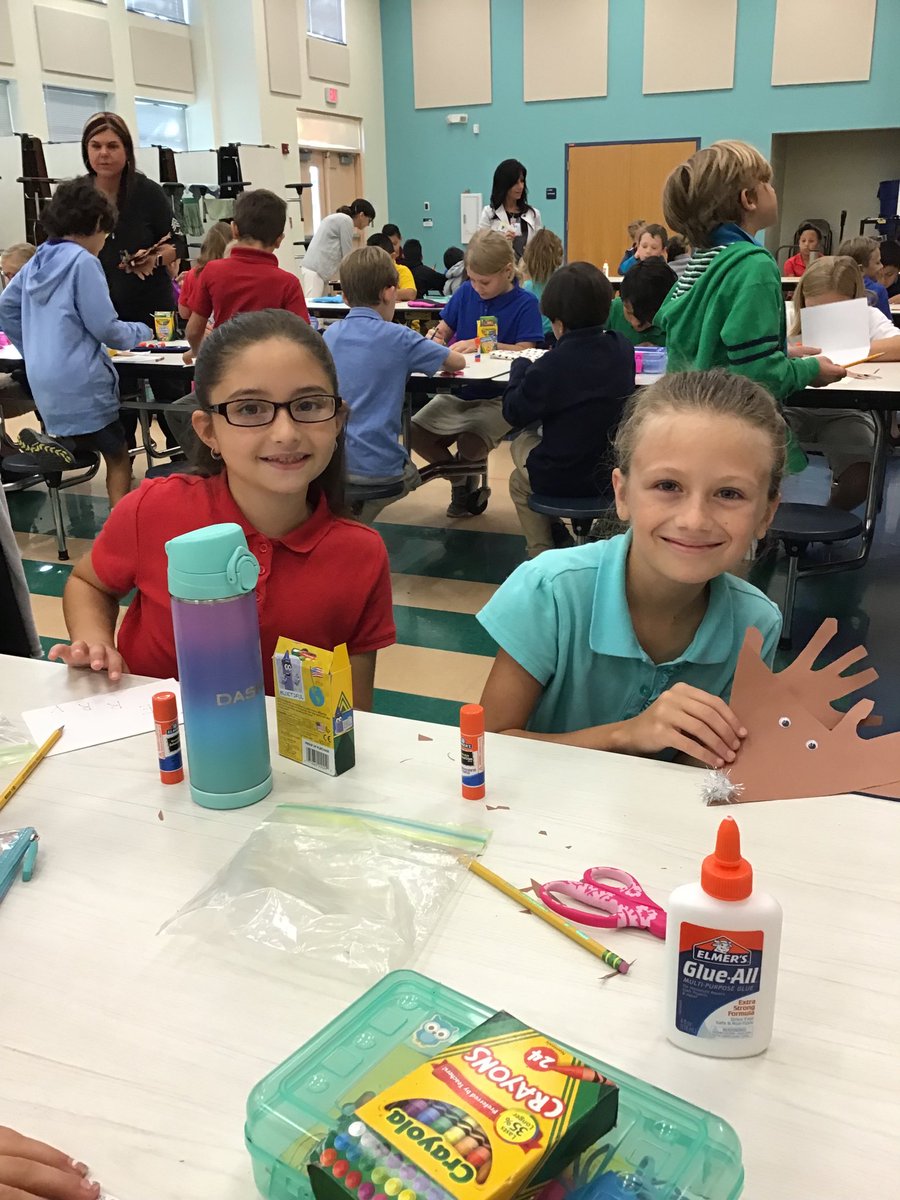 PuthoffCaroline's tweet photo. 3rd Grade crafting @TommieBarfield @Dolangtbe @msbathke@MrsSLowrie @MrsCostello1 #leadwithkindness #BarringtonTerrace field trip 2018 https://t.co/RCqhIemby7