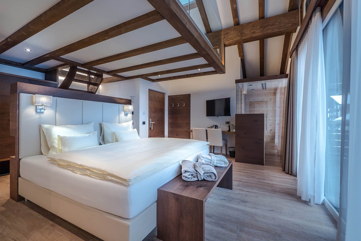 Nuova, elegante, esclusiva Arya Alpina Loft, 32 m² più un soppalco di 11 m², con sauna ad infrarossi in legno di cirmolo con vista sulle piste da sci, ampia vetrata e terrazzo lato sud. #dolomiti #lodge #dolomites #skiing #luxury #holidays #valgardena
aryaalpinelodge.com/it/junior-suit…