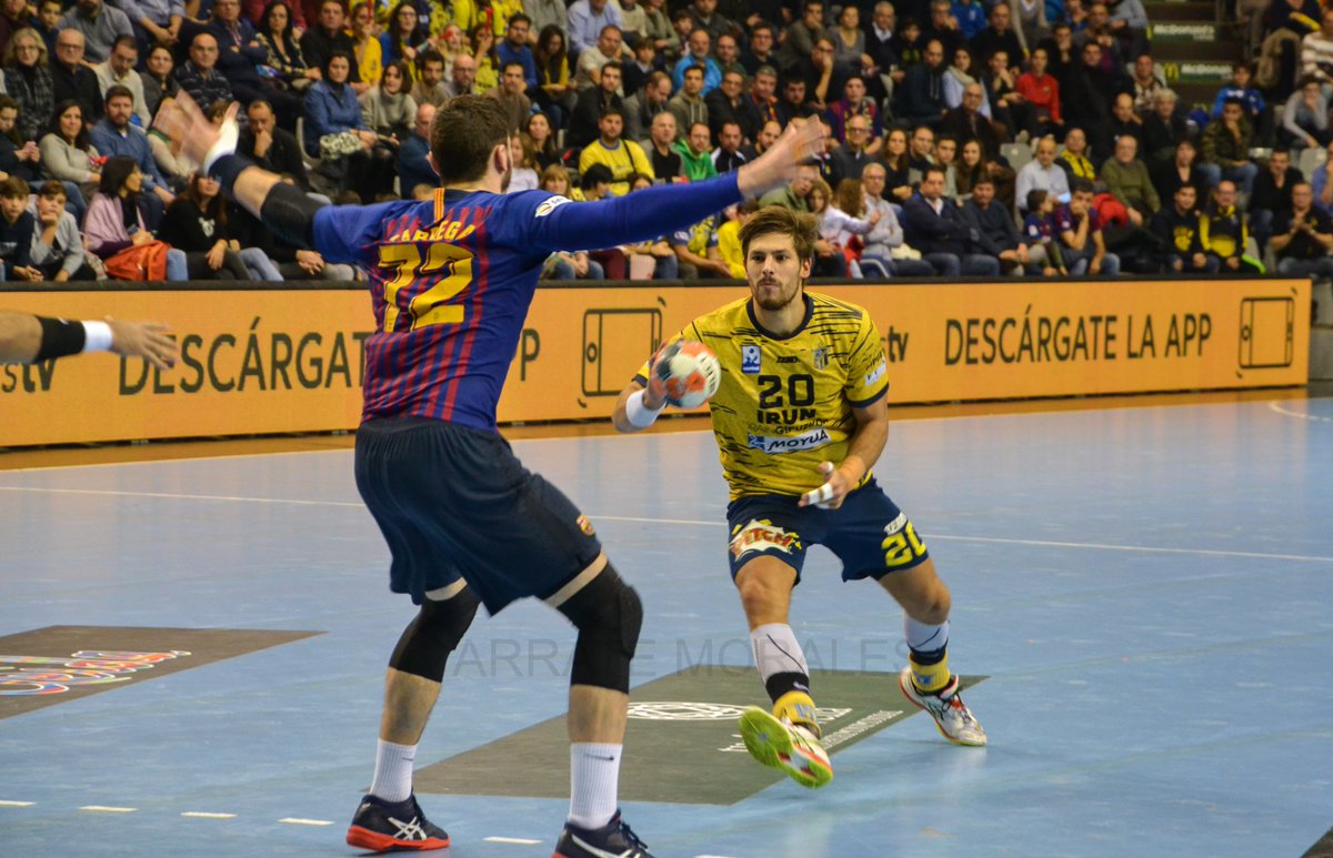 CDBidasoaIrun's tweet photo. @Txemavazquez @Paco_Barthe 🤾🏽♂️ Pero la pelea continuó. 💪🏽😉
📸 @ArrateMorales. #CopaAsobal2018 https://t.co/3xxMfr4QIS