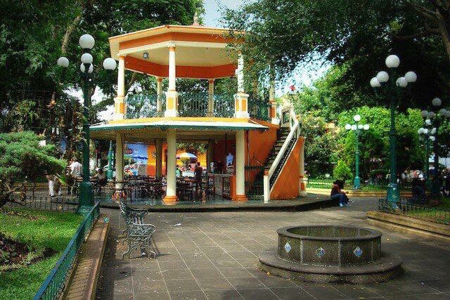 #FelizLunes desde el kiosko de #Coatepec, donde es tradición disfrutar una nieve de amantecado.
#PueblosMágicos 

#Veracruz, #MeLlenaDeOrgullo.