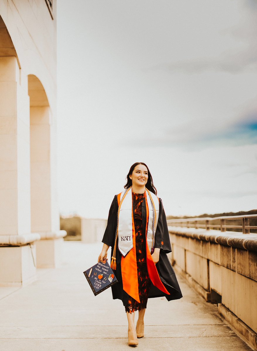 life_of_lez_'s tweet image. And that’s a wrap, now let’s see what the future holds 🍎 #UTSAGrad18 #FutureTeacher