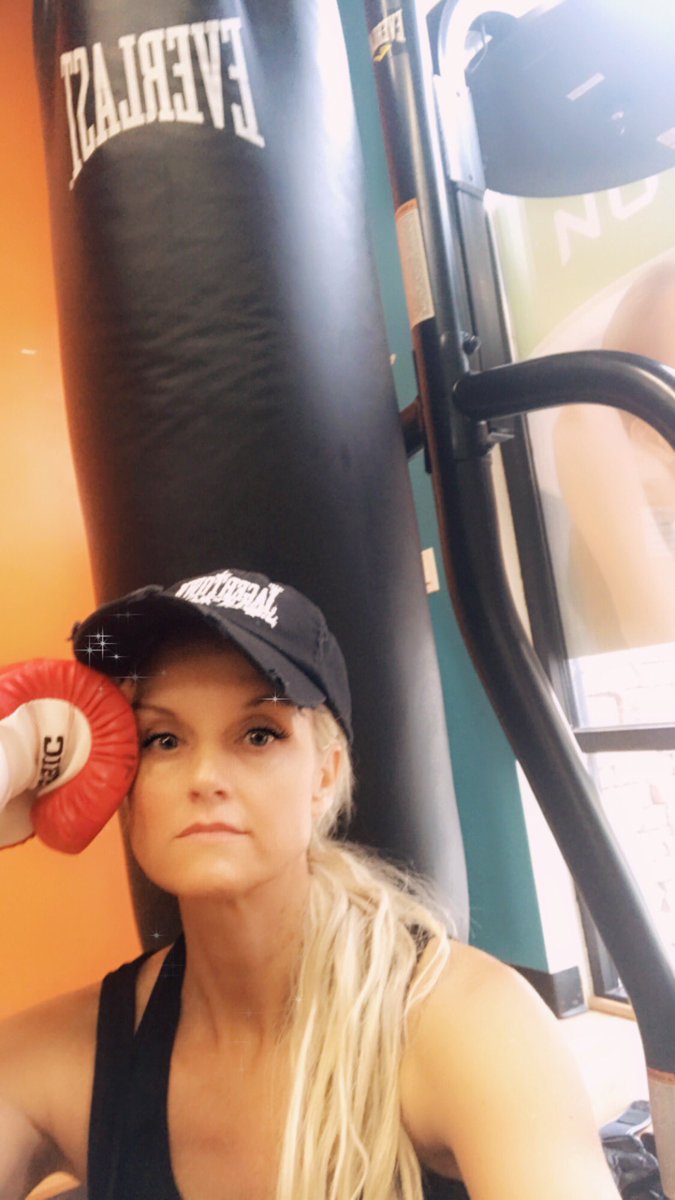 Pooped but powerful 💪🏼🥊🔥❤️🌴💋

#HIITliftpunch #mettle #lovetolift #lovetohit #workitout #wakeupkickassrepeat #inspire #leaddontfollow #lovehard #ptwithSuzanne #hatcourtesyof @Jagertown ❤️ (thanks for the ponytail hat!)