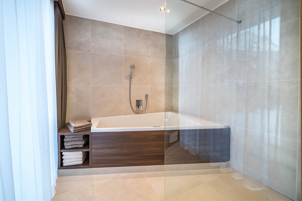 Elegant "Garden Suite Royal" with 2 persons jacuzzi
#jacuzzi #italy #lodge #dolomites #alps

aryaalpinelodge.com/en/garden-suit…