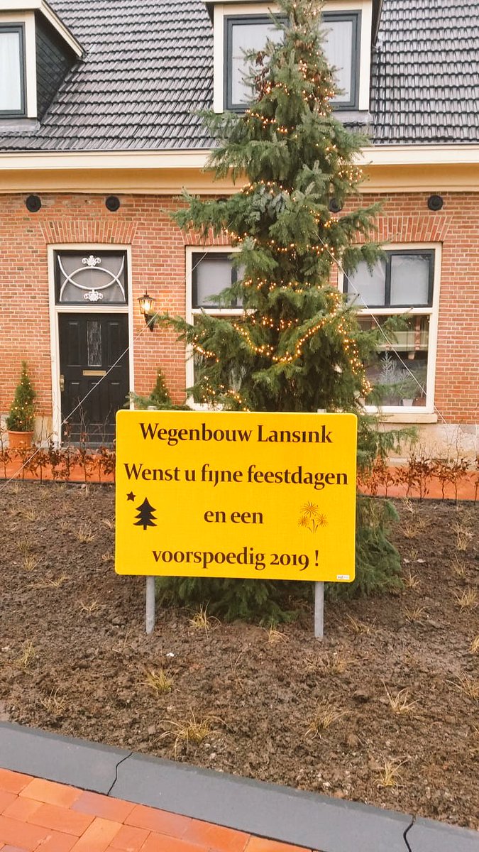 LansinkBVgww's tweet photo. Vandaag finale afronding van het werk @Denekamperstr in Ootmarsum. Laatste groenwerk door @RKemperink Hoveniers. En tijdelijk een mooie kerstboom met verlichting geplaatst ... voor alle door ons veroorzaakte overlast maar zeker ook voor alle door ons genoten gastvrijheid ! 🎄☃️ https://t.co/4Rg2tJ5t5n